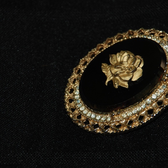 Gold Tone Filagree Pin w/Gold Rose - Picture 3 of 4